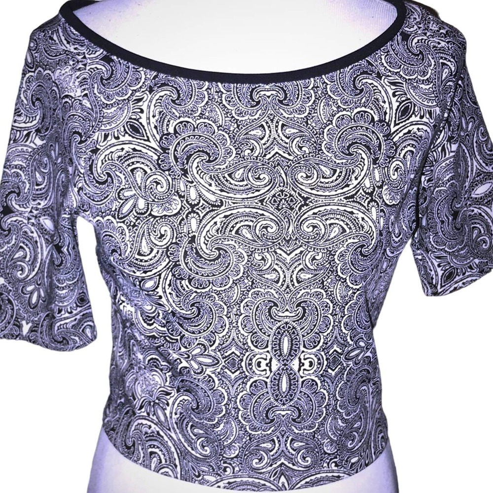 EXPRESS BLACK WHITE PAISLEY DAMASK ZIP CLOSE STRETCH TOP SMALL